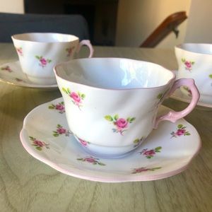 Vintage English China tea cups set of 4
Pink rose tea cups